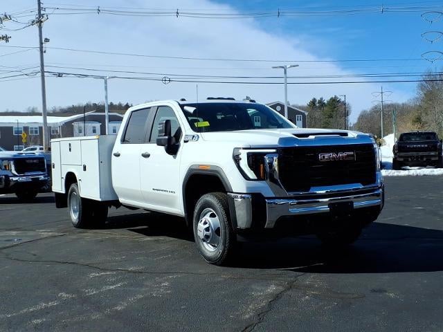 2026 GMC Sierra 3500 HD Chassis Cab 4WD Pro Crew Cab with Convenience, Trailering, 60/40 Rear Folding Bench Seat, Chrome Bumper, Snow Plow Prep, Roof Marker Lamps, Recovery Hooks, GVWR 14,000 lbs. and 7" GMC Infotainmant Center