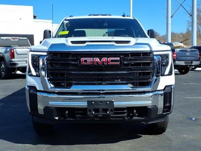 2026 GMC Sierra 3500 HD Chassis Cab 4WD Pro Crew Cab with Convenience, Trailering, 60/40 Rear Folding Bench Seat, Chrome Bumper, Snow Plow Prep, Roof Marker Lamps, Recovery Hooks, GVWR 14,000 lbs. and 7" GMC Infotainmant Center