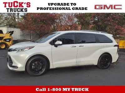 2023 Toyota Sienna AWD Hybrid Platinum 30,125 Miles
