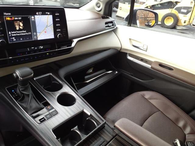 2023 Toyota Sienna AWD Hybrid Platinum 30,125 Miles