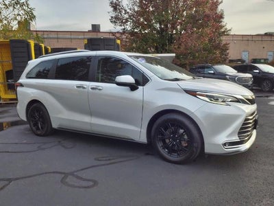 2023 Toyota Sienna AWD Hybrid Platinum 30,125 Miles