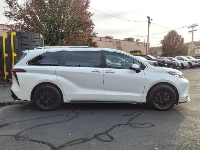 2023 Toyota Sienna AWD Hybrid Platinum 30,125 Miles