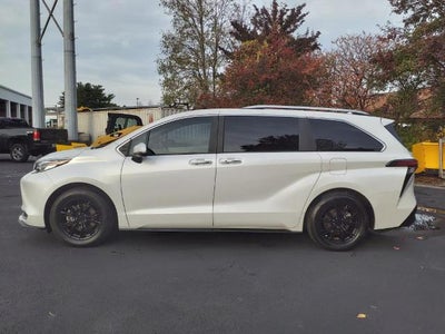 2023 Toyota Sienna AWD Hybrid Platinum 30,125 Miles